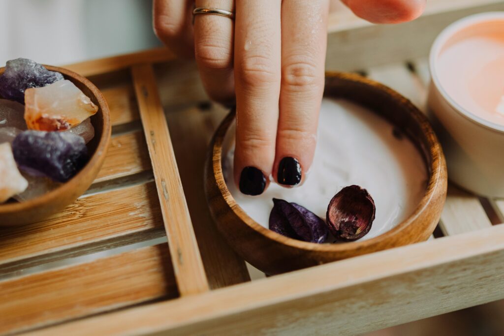 Eksfoliasi ketiak, Indulge in a luxurious spa day with floral-infused hand treatments and natural crystals. Eksfoliasi ketiak, Indulge in a luxurious spa day with floral-infused hand treatments and natural crystals.
