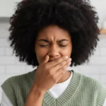 seorang wanita tidak tahan mencium bau mulut (Image Concept by Homey Button)