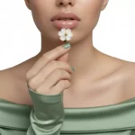 wanita cantik dengan bibir pink dan kenyal sedang berpose memegang bunga (Image Concept by Homey Button)