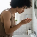 seorang pria cuci muka, melawan rasa malas membersihkan wajah (Image Concept by Homey Button)