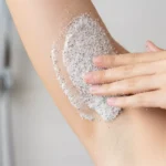 eksfoliasi ketiak menggunakan scrub (Image Concept by Homey Button)