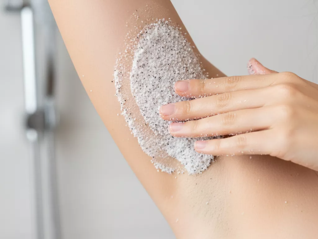 eksfoliasi ketiak menggunakan scrub (Image Concept by Homey Button) eksfoliasi ketiak menggunakan scrub (Image Concept by Homey Button)