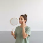 rutinitas seorang wanita tetap pakai sunscreen di rumah (Image Concept by Homey Button)