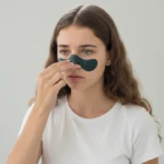 remaja wanita memakai pore pack untuk komedo di hidung (Image Concept by Homey Button)