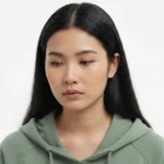 seorang wanita rambutnya ketombean dan butuh serum anti ketombe (Image Concept by Homey Button)