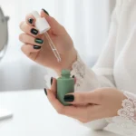 wanita pakai serum kuku (Image Concept by Homey Button)