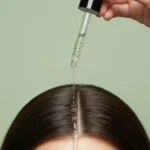serum untuk rambut rontok diteteskan ke rambut wanita (Image Concept by Homey Button)