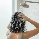 seorang wanita keramas dengan shampo penutup uban (Image Concept by Homey Button)