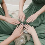 para wanita duduk melingkar menunjukkan warna dan bentuk kuku mereka (Image Concept by Homey Button)